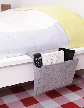 Organizador para cama Kikkerland de fieltro en color gris