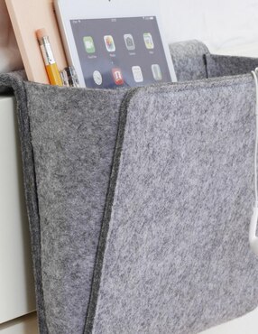 Organizador para cama Kikkerland de fieltro en color gris